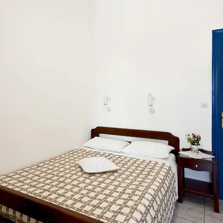 Ancient Thera 아파트호텔 페리사