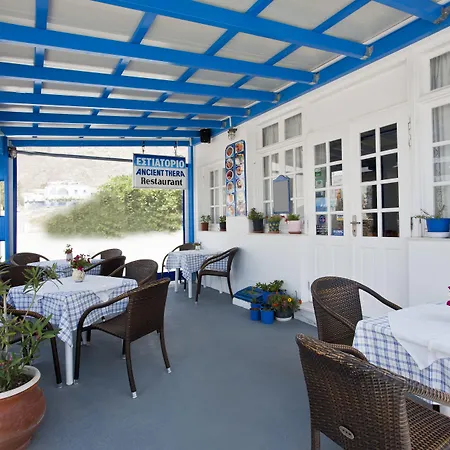 Ancient Thera 아파트호텔 페리사